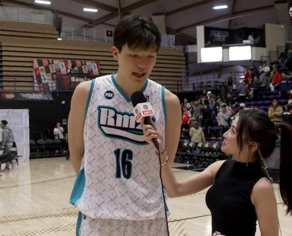 足球预测-10个助攻变2个，杨瀚森三双没了！8次秒传猪队友却吐饼，不如CBA